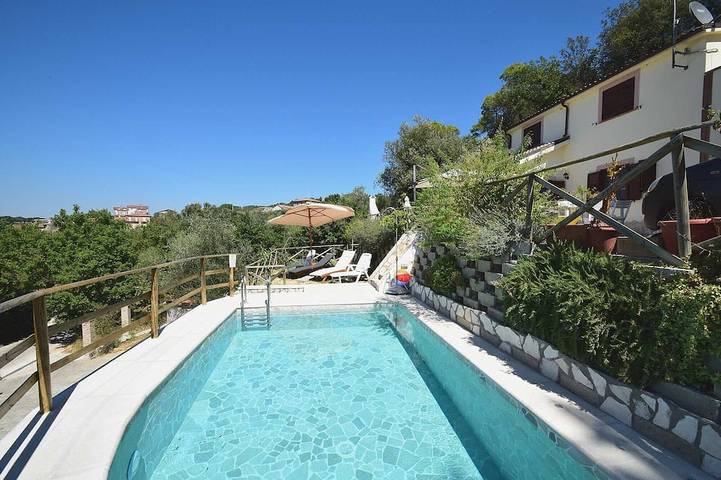 Agriturismo per 7 persone, con giardino e terrazza in Narni