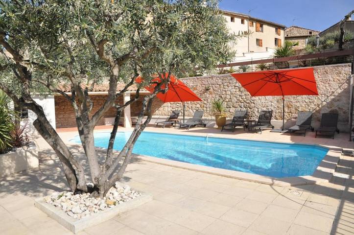 Location de vacances pour 4 personnes, avec Balcon et Terrasse ainsi que Jardin et Piscine à La Roque-Alric