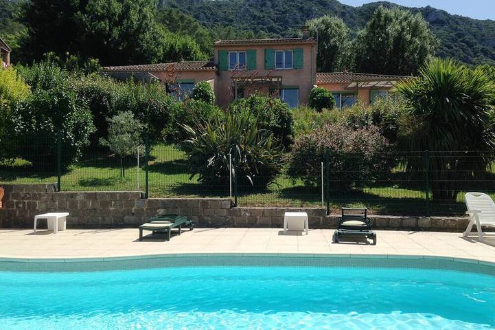 Location de vacances pour 6 personnes, avec Terrasse ainsi que Jardin et Piscine à Liausson