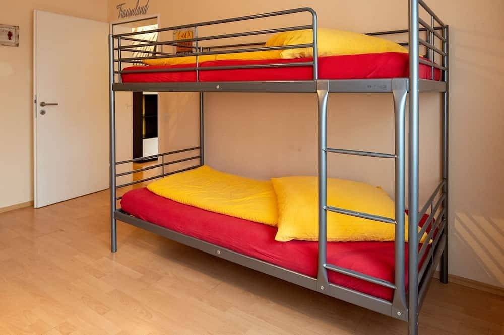 Ganze Wohnung, Große Fewo (ca. 75 m²), ruhig, citynah, Süd-Balkon, kostenfreie Parkplätze, Wifi in Niestetal, Hessisches Bergland