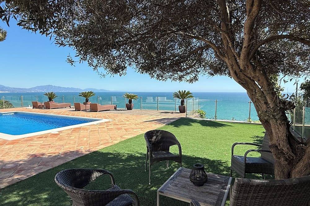 Charming 4-Bed Villa, Private Pool & Garden, Overlooking beach, Sea Views. in Manilva, Málaga Provinz