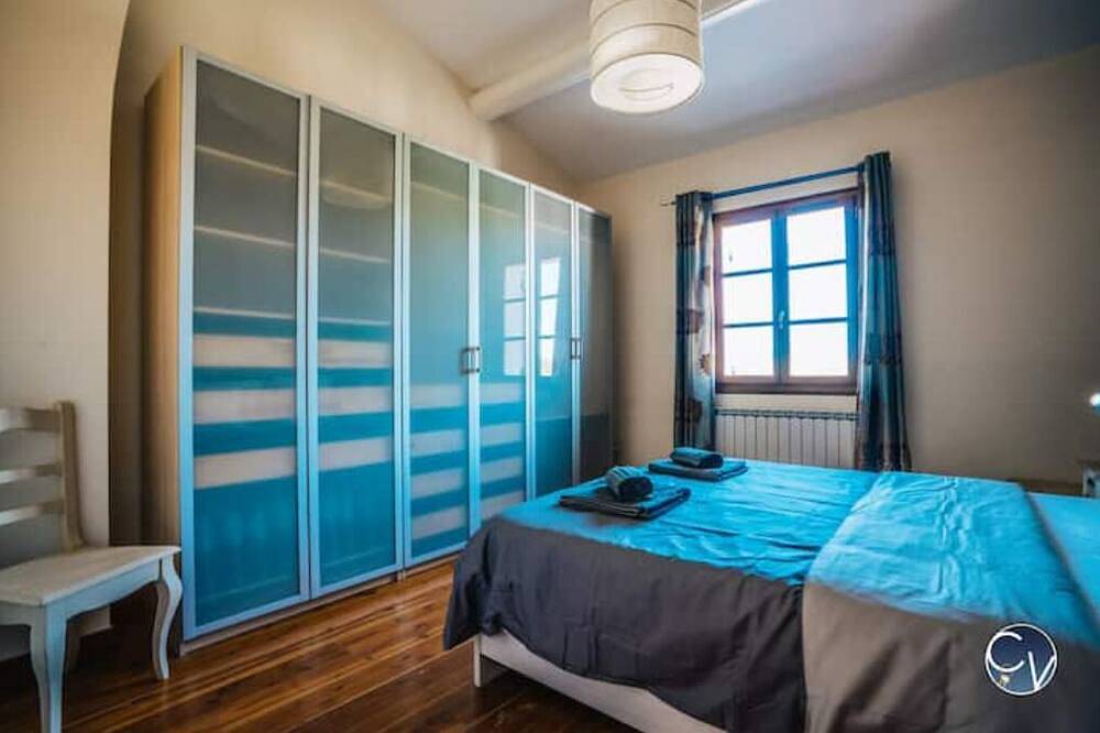 Maison Avec Piscine, Jacuzzi, Sauna et Billard in Le Thor, Vaucluse