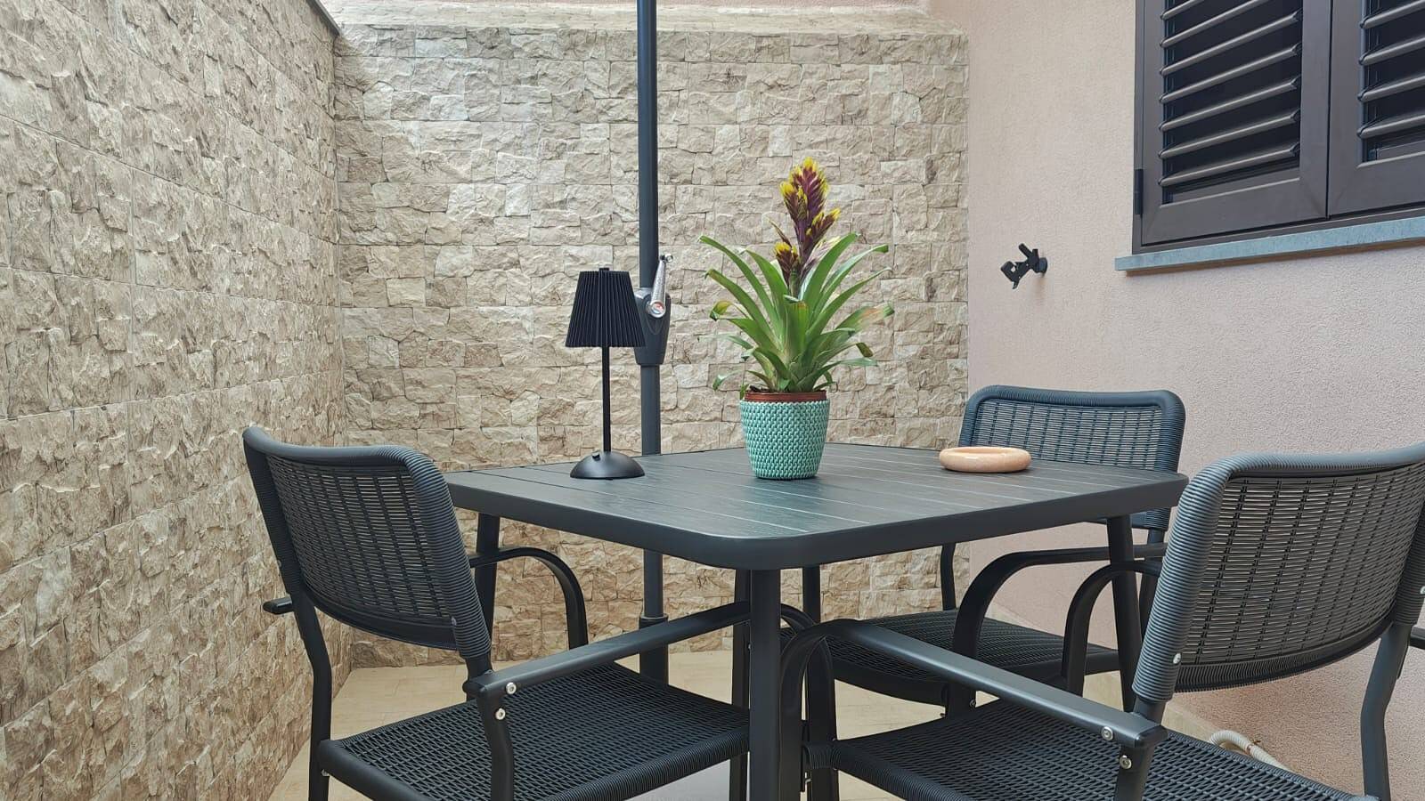 Apartamento entero, Apartamento 'Perla Dell'Etna - Planta Baja' con Terraza Compartida, Wi-Fi y Aire Acondicionado in Zafferana Etnea, Etna