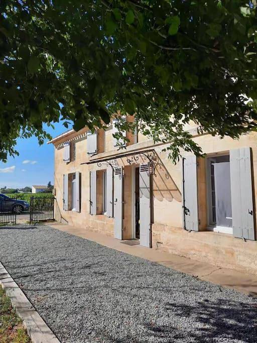 Location de vacances pour 6 personnes, avec jardin ainsi que vue et piscine à Saint-Sulpice-de-Faleyrens