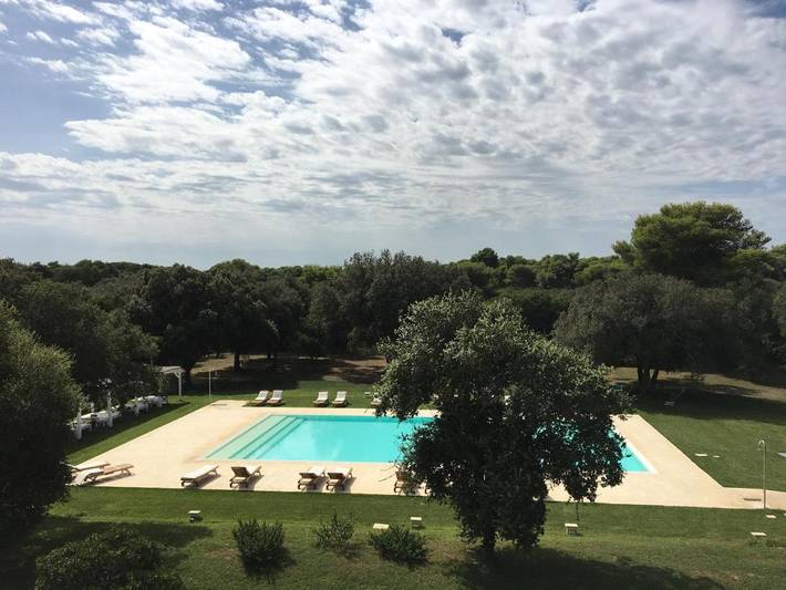 Apartahotel para 4 personas, con vistas además de piscina y jardín, Se admiten mascotas en Apulia