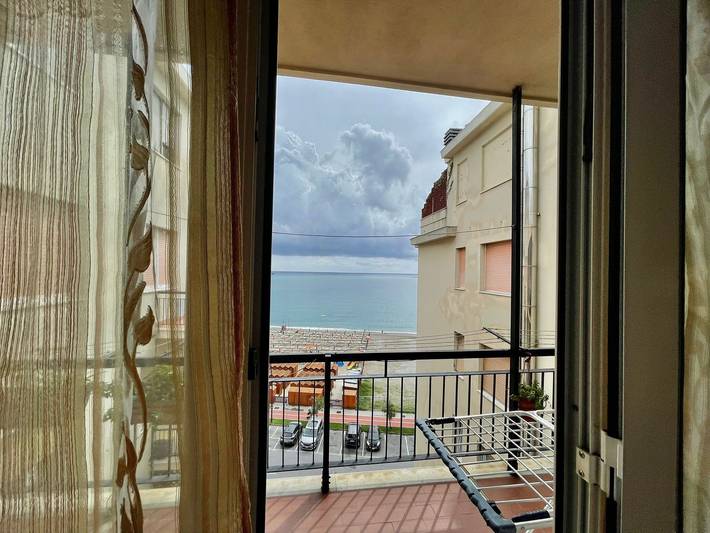 Vakantiehuis Casa Conchiglia met Zeezicht & Balkon in Bagni Madonnetta, Vado Ligure