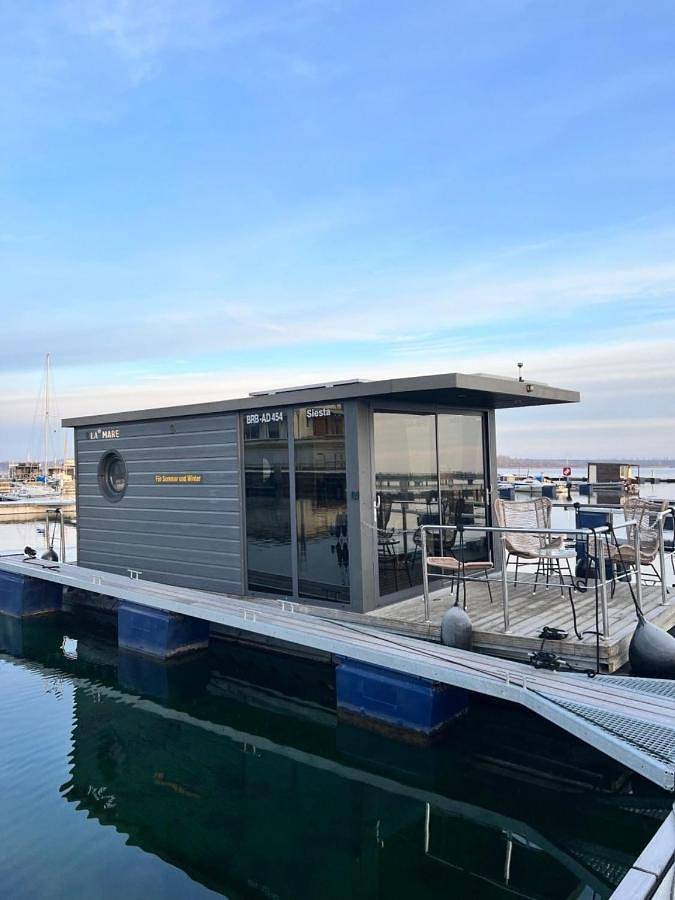 Boot für 4 Personen, mit Terrasse und Seeblick in Braunsbedra
