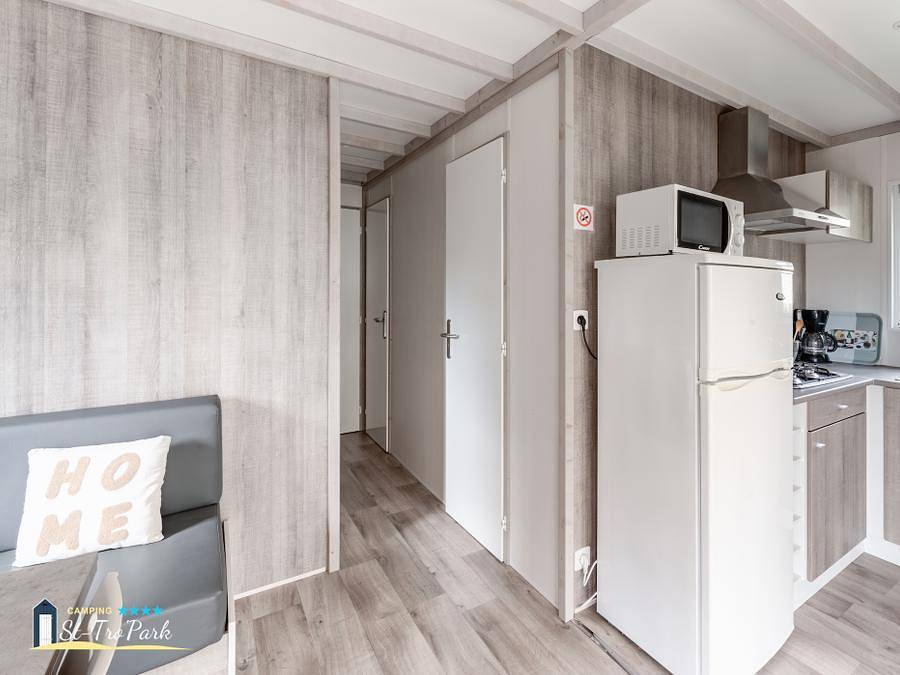 Camping Oléron Saint Tro'Park - Chalet 4 personen - Chalet Confort 26.5m² (2 Zimmer) + überdachte Terrasse + Tv in Saint-Trojan-les-Bains, Côte de Beauté