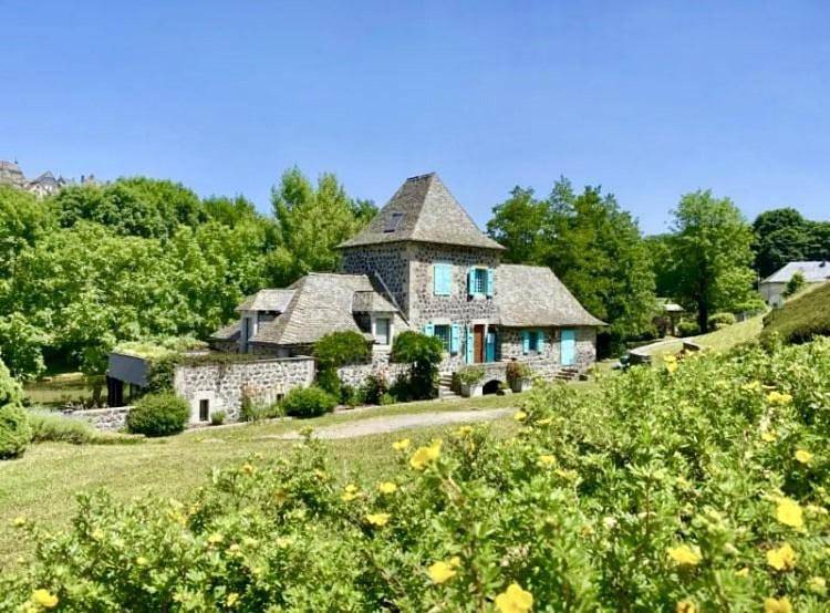 Superbe maison avec grand parc, rivière et jacuzzi in Laguiole, Parc naturel régional de l'Aubrac