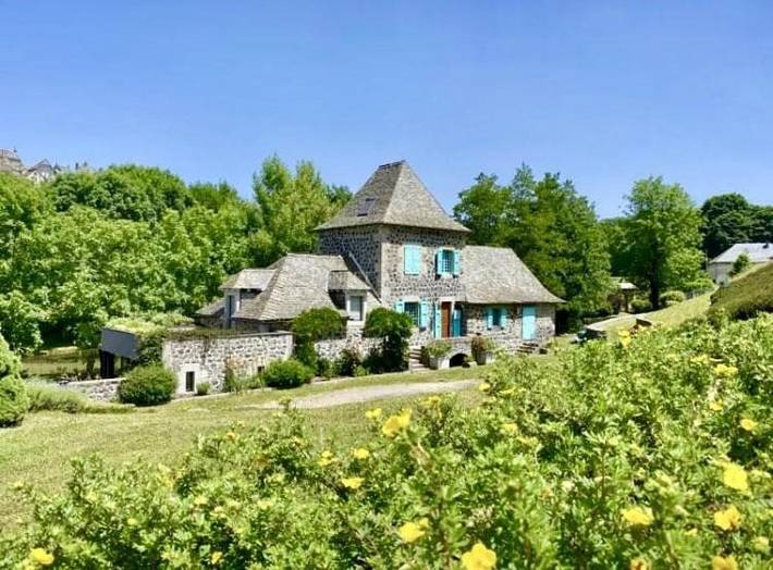 Location de vacances pour 15 personnes, avec Balcon et Jacuzzi ainsi que Terrasse et Jardin à Laguiole