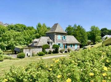 Location de vacances pour 15 personnes, avec balcon ainsi que jacuzzi et jardin à Laguiole