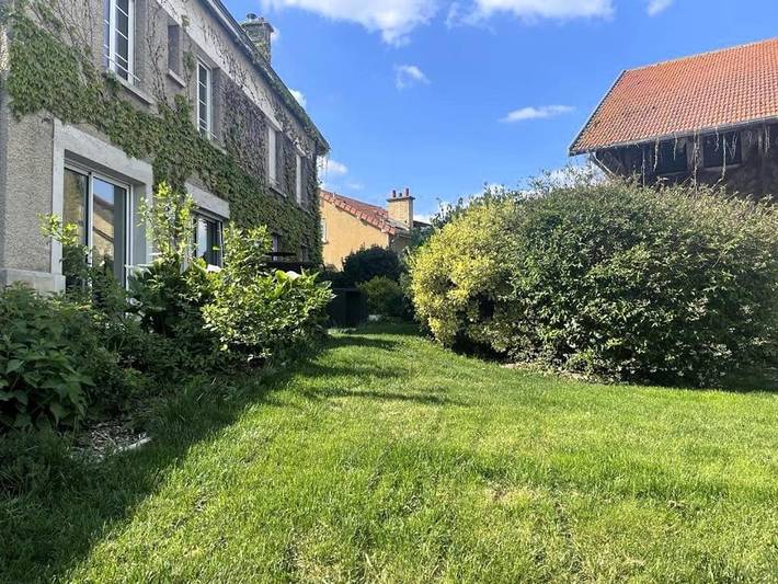 Gîte pour 15 personnes, avec jardin et jacuzzi, adapté aux familles dans Sault-Saint-Remy