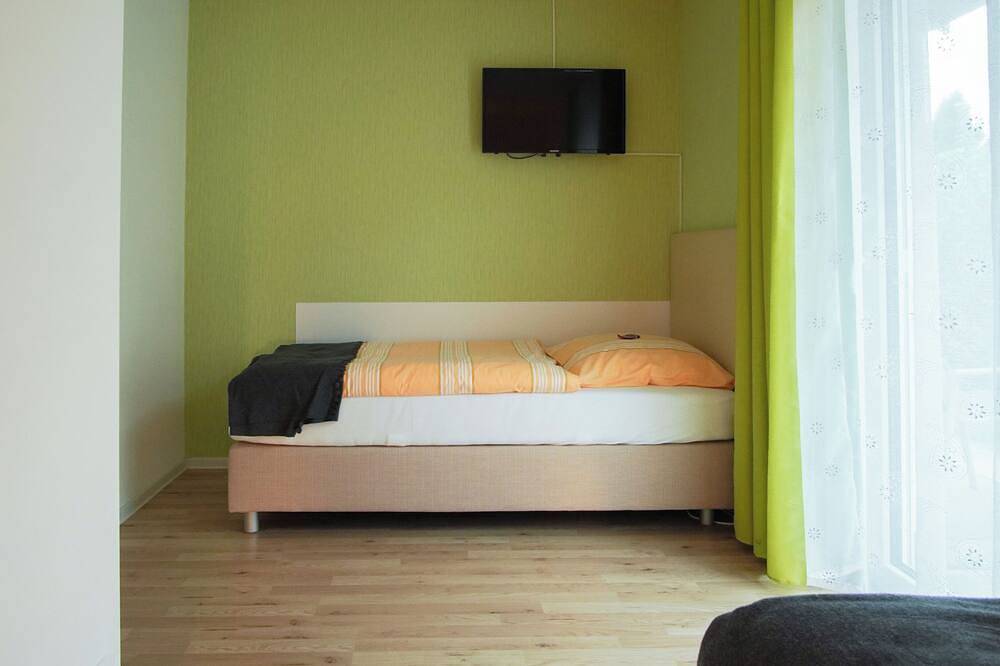 Ganze Wohnung, Gemütliche Ug Wohnung mit Sauna, Fitnessstudio iund Garten in Göppingen in Göppingen, Landkreis Göppingen