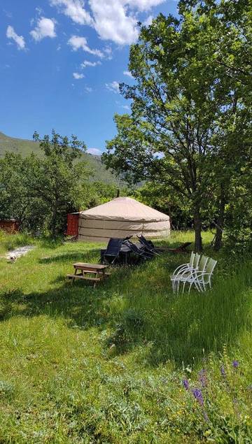 Tente pour 4 personnes, avec jardin et vue, animaux acceptés dans les Alpes maritimes