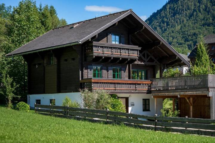 Chalet für 10 Personen, mit Balkon und Terrasse sowie Garten und Ausblick in Bad Aussee