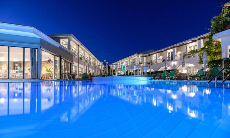 Hotel für 3 Personen, mit Terrasse und Pool sowie Kinderpool und Ausblick in Kalamaki