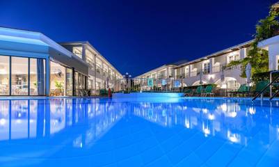 Hôtel pour 3 personnes, avec terrasse ainsi que piscine et vue dans Kalamaki