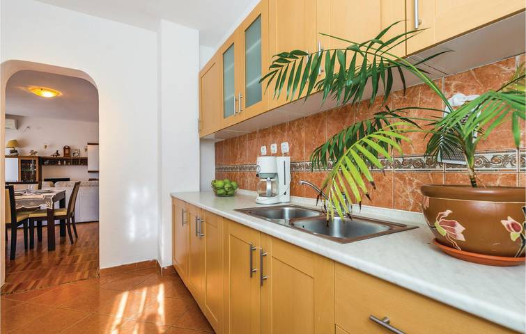 Ganze Ferienwohnung, Gemütliche 2-Zimmer-Wohnung mit Terrasse, 200 m vom Strand entfernt in Senj, Kvarner Festland