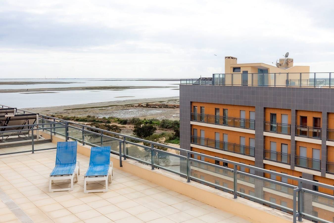 Apartamento inteiro, Apartamento 'Marina Formosa' com Piscina Partilhada, Wi-Fi e Ar Condicionado in Olhão (Portugal), Ria Formosa