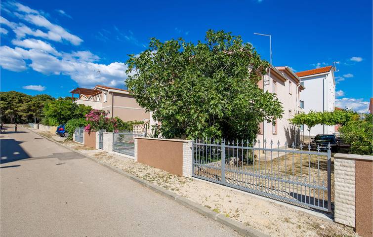 Ganze Ferienwohnung, Charmantes Apartment mit Terrasse, in Strandnähe und mit kostenlosen Parkplätzen in Povljana, Pag