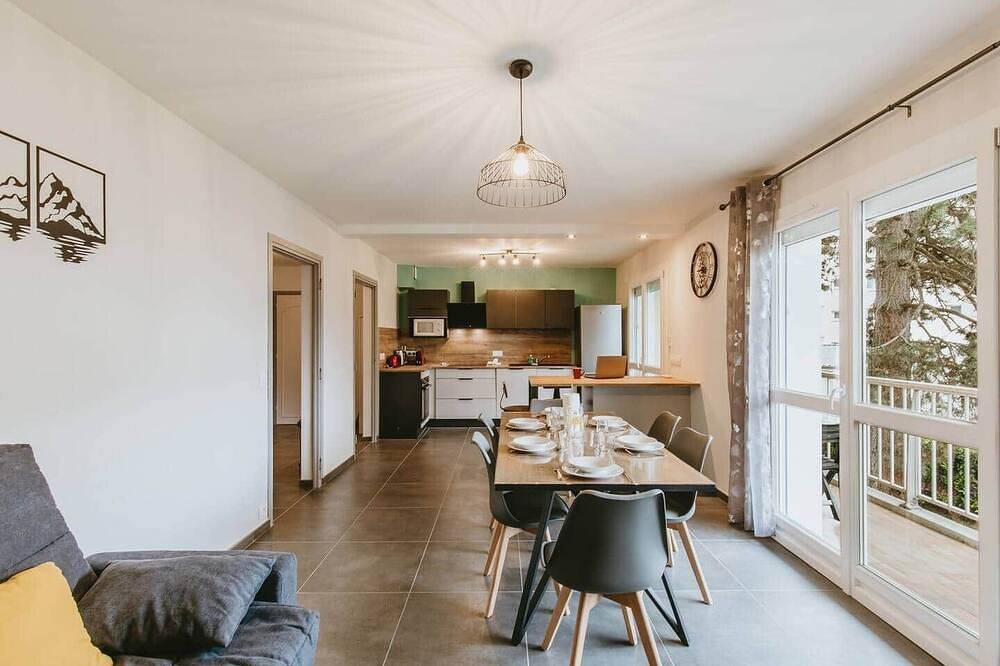 Entire apartment, Comfortable 2-bedroom apartment with air conditioning, parking, balcony, and Wi-Fi. in Chambéry region