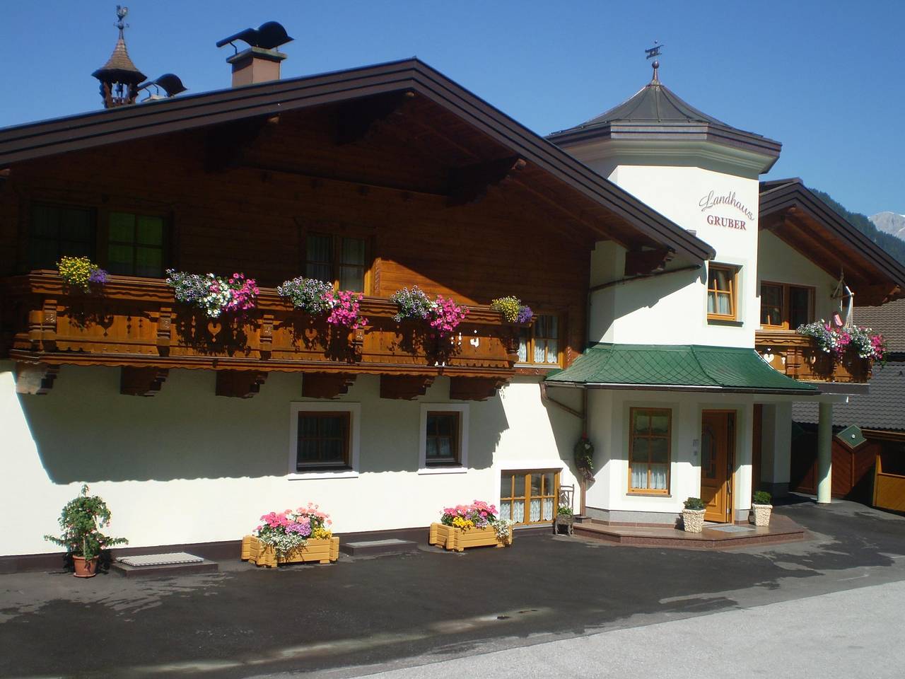 Entire apartment, Holiday Apartment "Landhaus Gruber" with Mountain View, Balcony & Wi-Fi in Alpendorf, Sankt Johann im Pongau