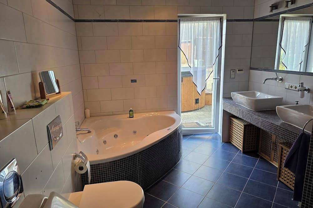 Ganze Wohnung, Ferienwohnung (140qm) mit zwei Schlafzimmern und Whirpool Badewanne in Absberg, Fränkisches Seenland