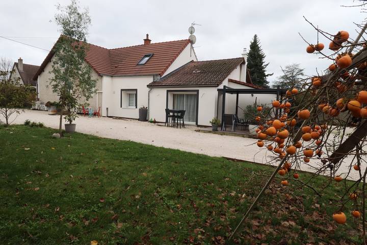 Gîte pour 6 personnes, avec terrasse et jardin dans Longeault