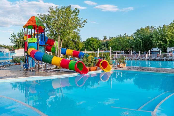 Ferienpark für 6 Personen, mit Terrasse und Garten sowie Pool in Peschiera del Garda