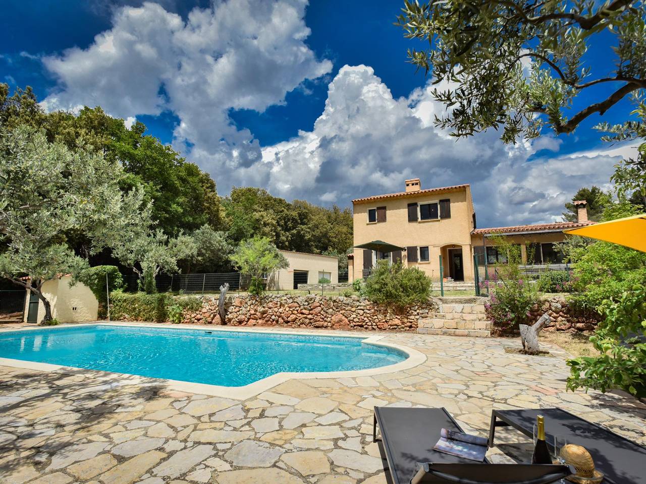 Schönes Ferienhaus mit Garten und großem Pool in Aups, Brignoles Region