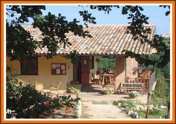 Cottage pour 3 personnes, avec vue et jardin ainsi que terrasse et piscine à Cervaro