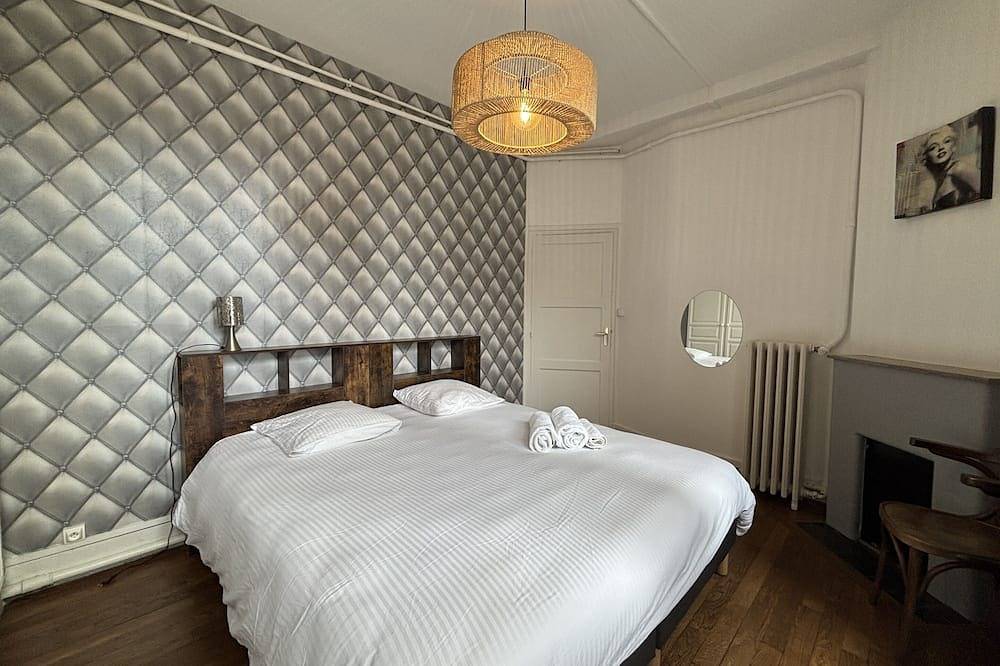 Ganze Wohnung, Apartment-Übergroß-Ensuite mit Bad-Blick auf das Wahrzeichen in Bourges, Bourges und Umgebung