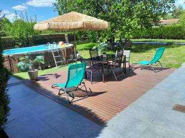 Location de vacances pour 4 personnes, avec jardin ainsi que piscine et terrasse à Givet (homonymie)