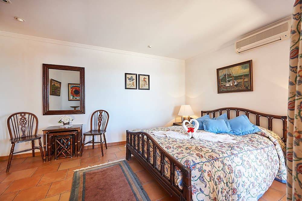 Large accommodation on Mallorca with pool and sea views (Villa Peka) in Cala Llamp, Andratx