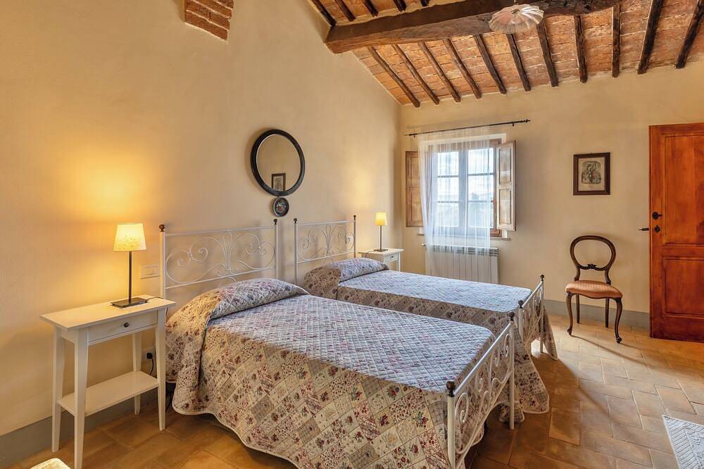 Traditional Tuscan farmhouse with breathtaking views 19 Minutes from Montalcino in San Giovanni d'Asso, Montalcino
