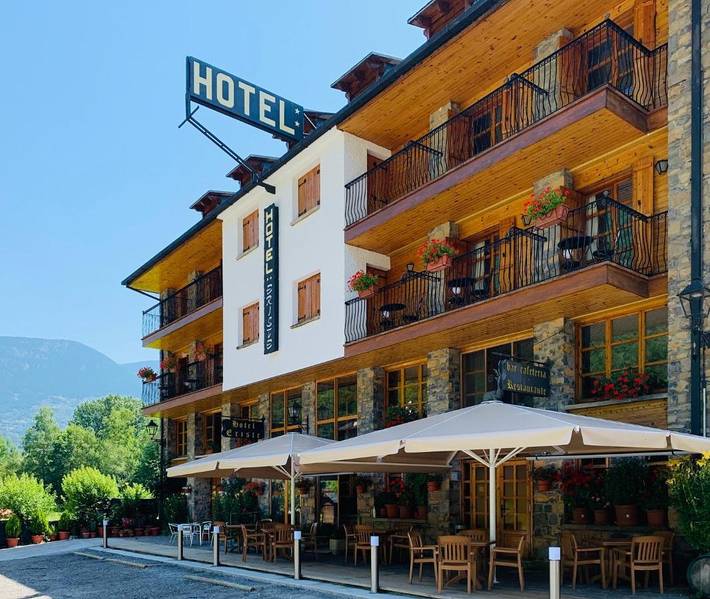 Apartamento para 5 personas, con Balcón y Terraza además de Jardín y Vistas en Sahún