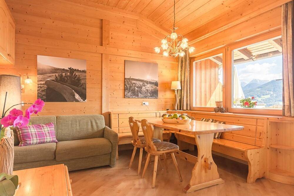 Ganze Wohnung, Ferienwohnung für 2-4 Personen mit  großer Terrasse und Sauna sowie Kachelofen in Feldthurns, Dolomiti Superski