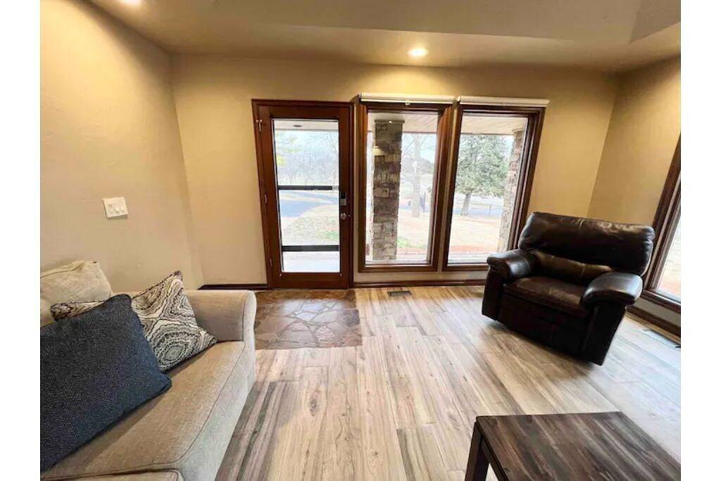 Private Cabin on acreage with pool & tennis court! in Edmond, Oklahoma County