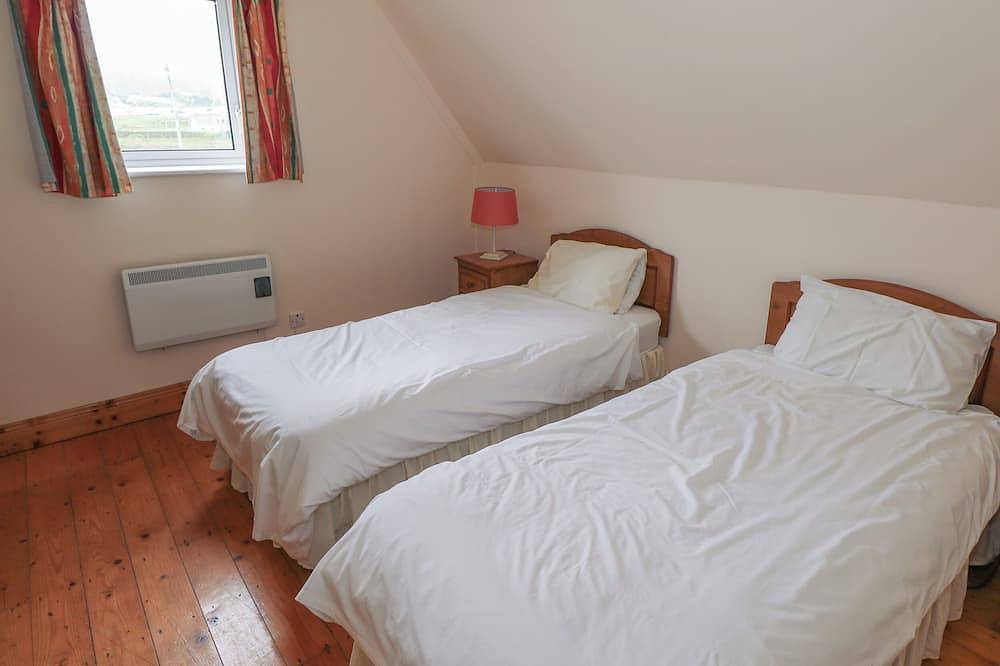 No.3 Beach Cottages, pet friendly in Keel, County Mayo in Acaill