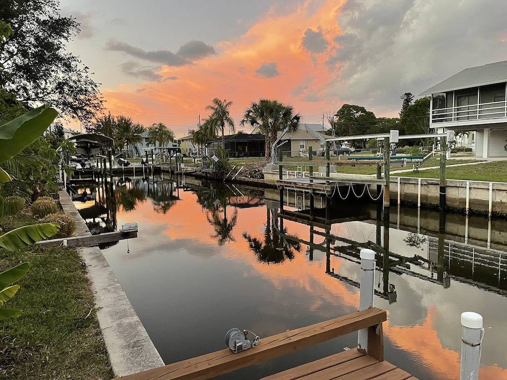 Waterfront Cottage! Kayaking, birdwatching, fishing in quiet bay access setting in Bonita Bay, Bonita Springs