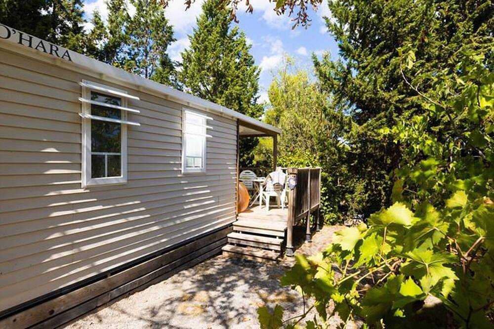 Comfortable mobile home with terrace in Lézignan-Corbières, Narbonne region