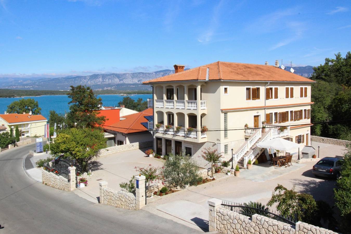Ganze Wohnung, Apartment Ivanka - 200 m vom Meer, in der Nähe des Strandes, privater Parkplatz, Terrasse in Soline, Krk