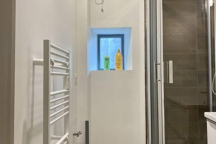 Ganze Wohnung, Apartment-Apartment-Stadtblick-Ensuite mit Dusche in Royat, Regionaler Naturpark Volcans d'Auvergne