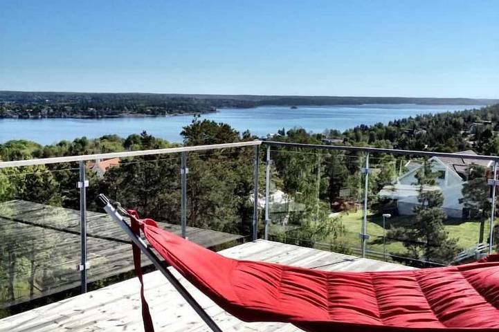 Ferienhaus für 8 Personen, mit Balkon und Whirlpool sowie Terrasse und Garten in Tyresö