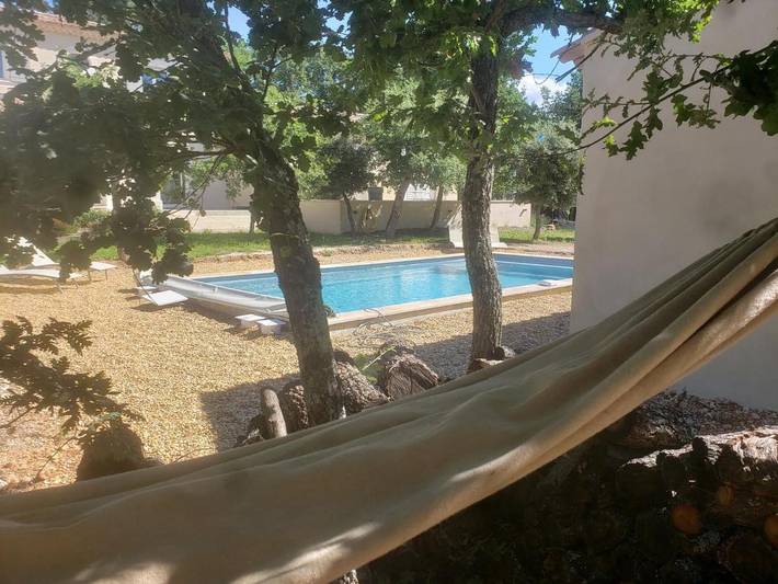 Location de vacances pour 2 personnes, avec jardin ainsi que piscine et terrasse à Saint-Saturnin-lès-Apt - 2