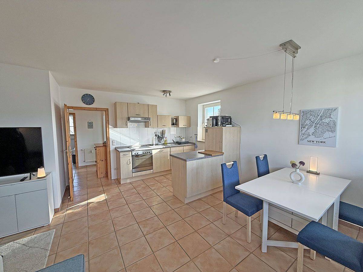 Ganze Wohnung, Nur 100m zum Ostseesandstrand, Wlan, Waschmaschine, bis 3 Personen mit Balkon in Hauptstrand Glowe, Glowe
