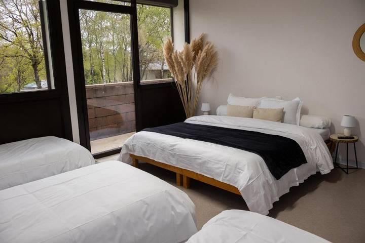 Hôtel pour 2 personnes, avec vue ainsi que jardin et vue sur le lac, animaux acceptés à Saint-Amans-des-Cots