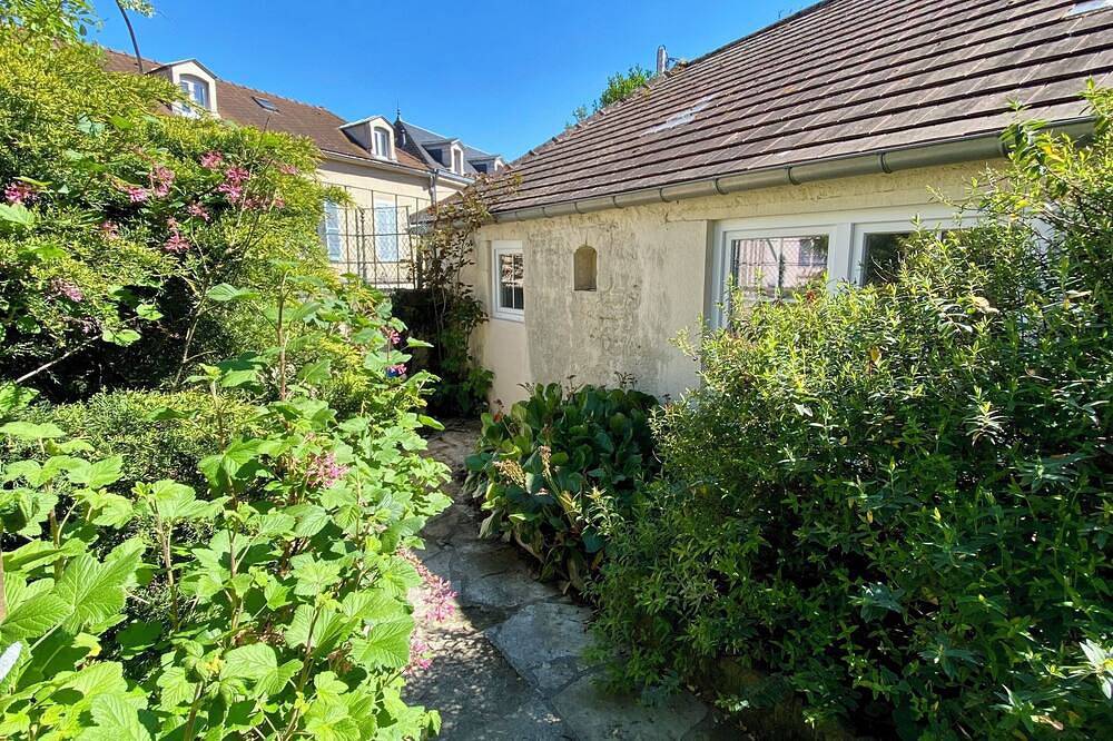 Atypical cocoon & greenery in the heart of Old Montbard in Montbard, Montbard und Umgebung