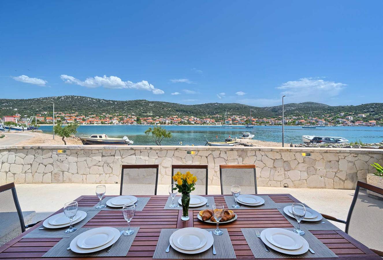Beach House Joy - charming waterfront villa with a heated pool for 8 guests in Vinisce, Split-Dalmatia