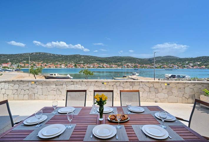 Villa für 8 Personen, mit Balkon und Balkon/Terrasse sowie Meerblick und Terrasse in Marina